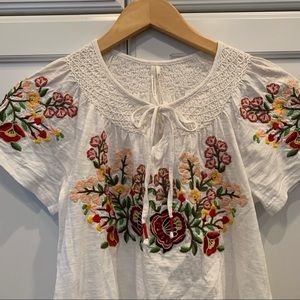 🌺 Anthropology Super Cute White Floral Shirt 🌸